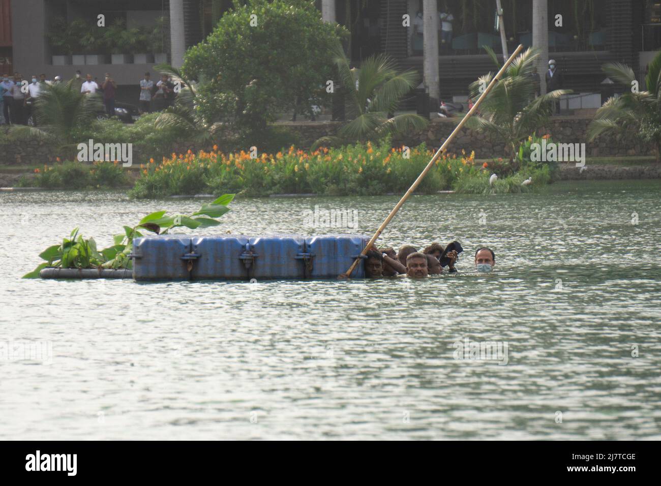 Colombo, Sri Lanka.9th Maggio 2022. I manifestanti infuridati anti-governativi hanno spinto decine di persone nel lago poco profondo di Beira vicino agli alberi del Tempio. Foto Stock