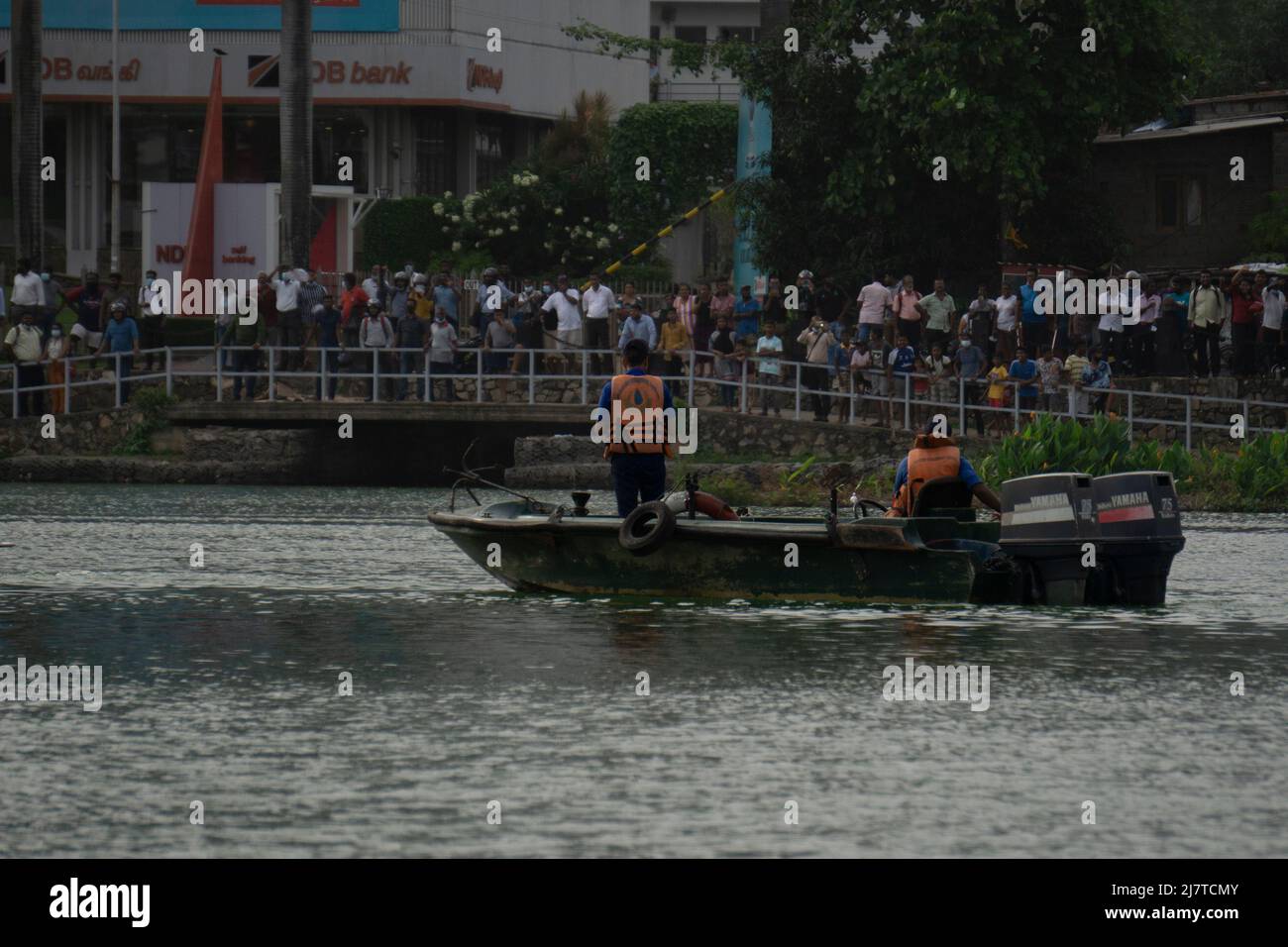 Colombo, Sri Lanka.9th Maggio 2022. I manifestanti infuridati anti-governativi hanno spinto decine di persone nel lago poco profondo di Beira vicino agli alberi del Tempio. Foto Stock