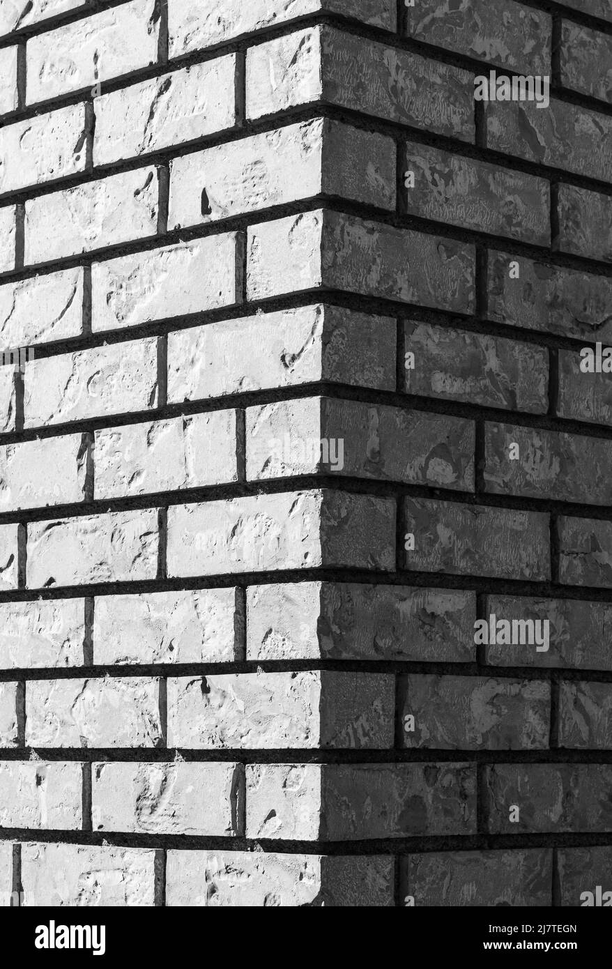 Primo piano per l'angolo di mattone grigio muro. Mattone grigio. Mattone grigio e bordo di mattone dal pilastro di fronte al muro come sfondo texture Foto Stock