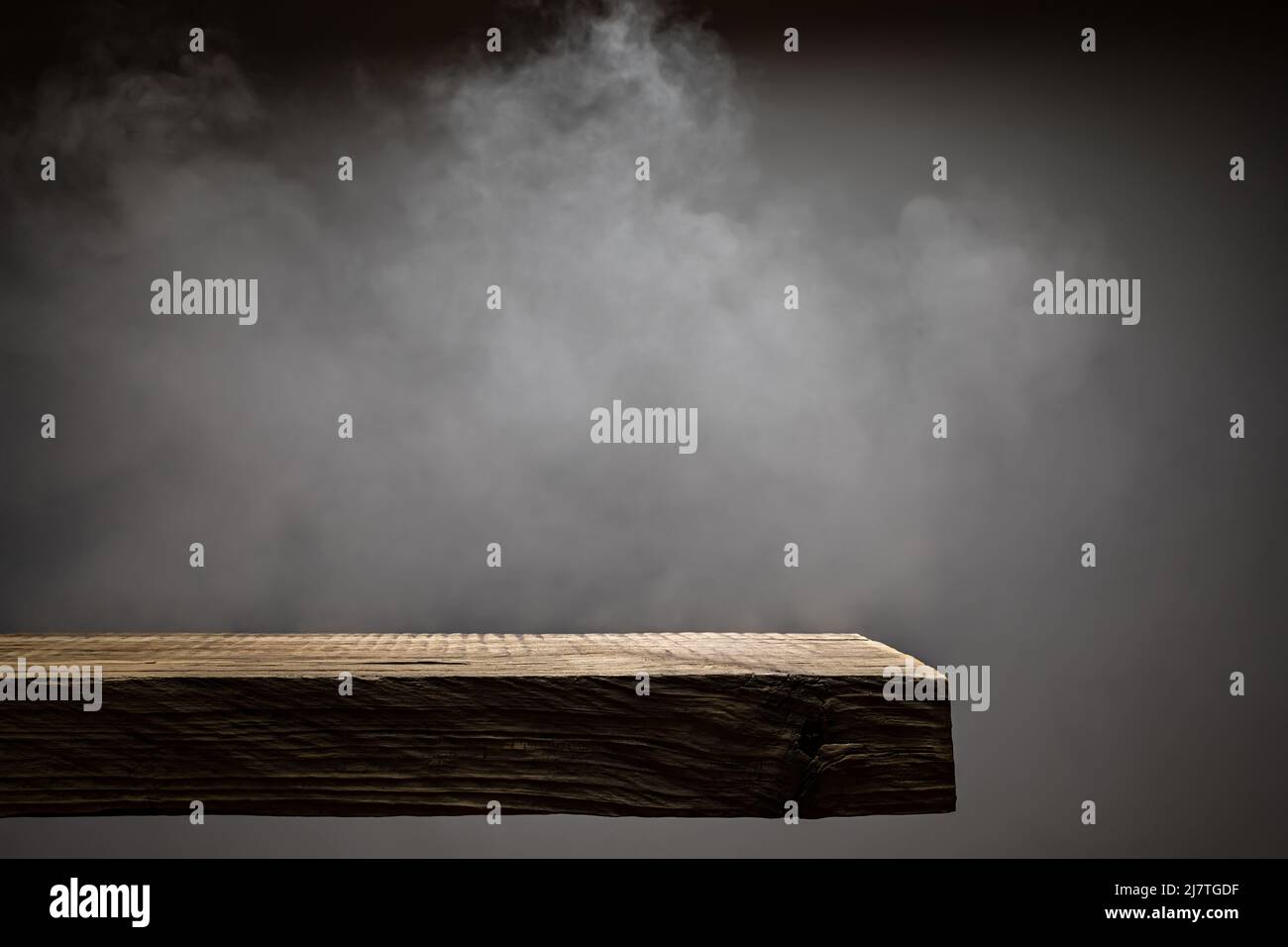 Podio in legno con fumo al buio Foto Stock