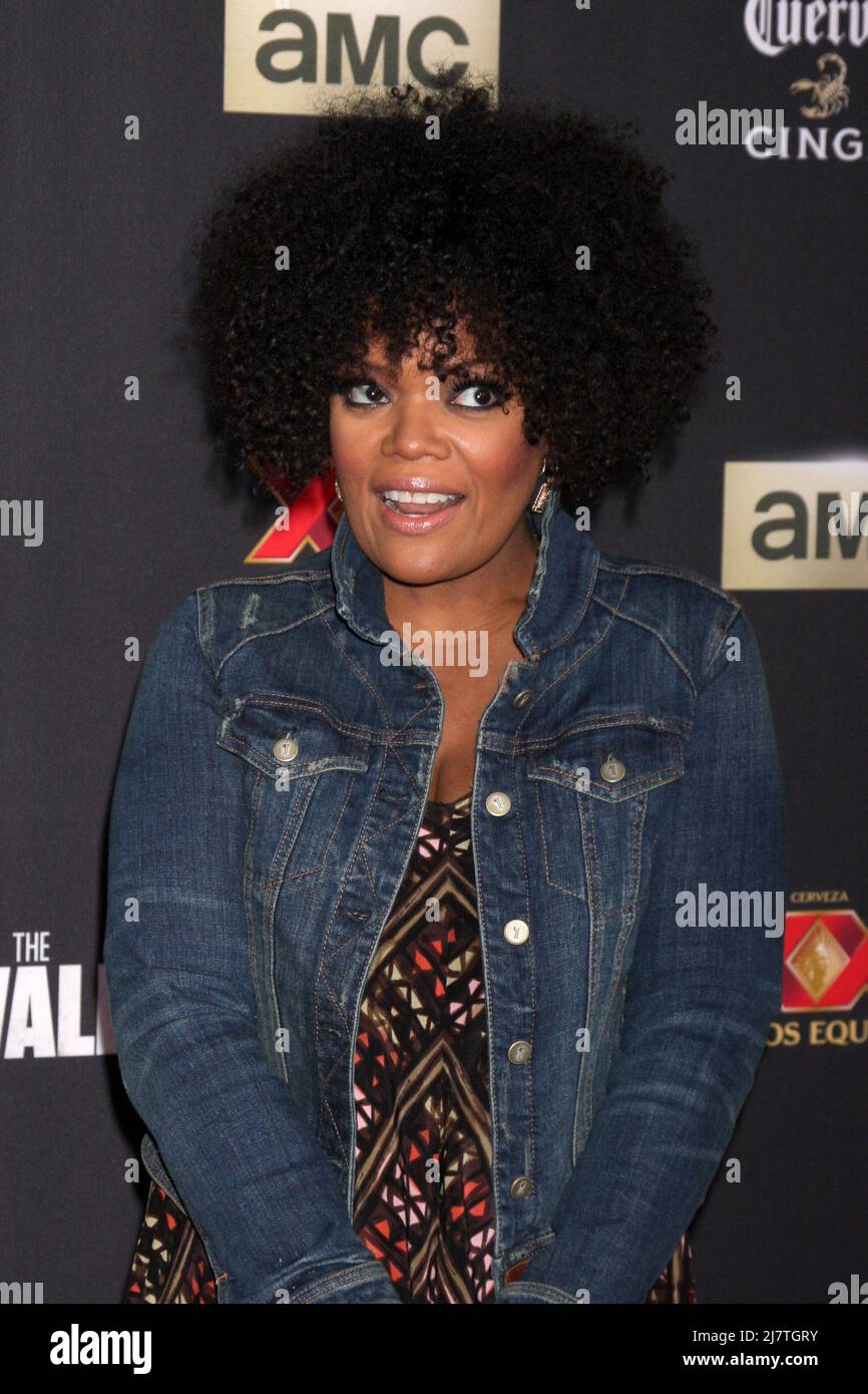 LOS ANGELES - Oct 2: Yvette Nicole Freeman al 'The Walking Dead' Season 5 Premiere alla Universal City Walk il 2 ottobre 2014 a Los Angeles, CA Foto Stock