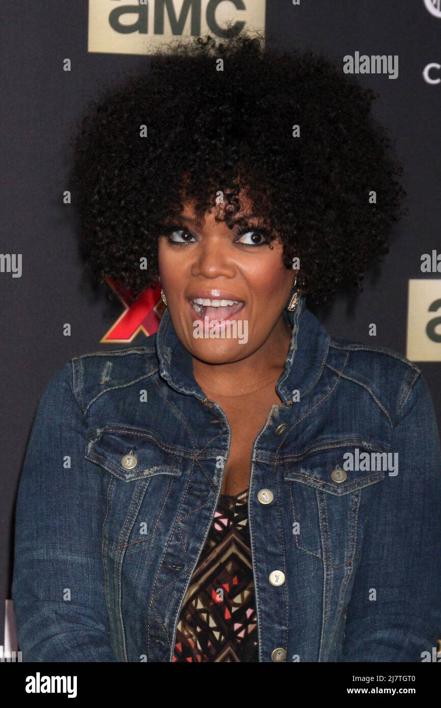 LOS ANGELES - Oct 2: Yvette Nicole Freeman al 'The Walking Dead' Season 5 Premiere alla Universal City Walk il 2 ottobre 2014 a Los Angeles, CA Foto Stock