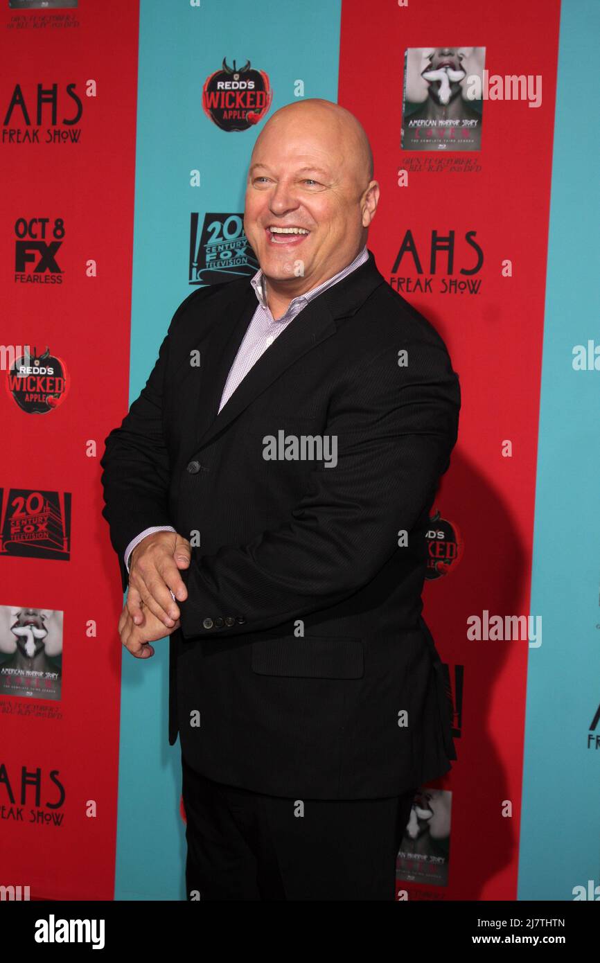 LOS ANGELES - Oct 5: Michael Chiklis al "American Horror Story: Freak Show" Premiere Event al TCL Chinese Theatre il 5 ottobre 2014 a Los Angeles, California Foto Stock