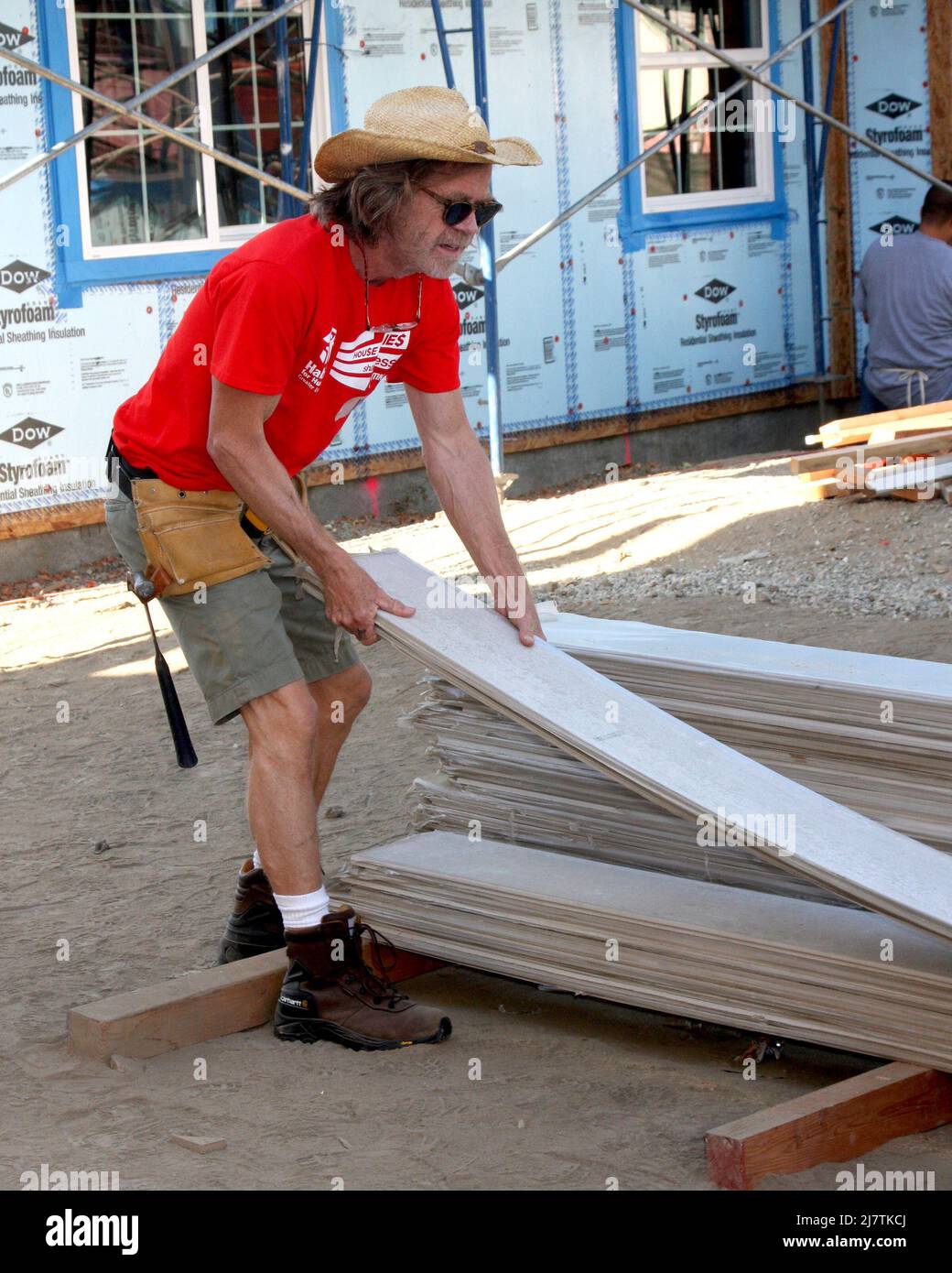 LOS ANGELES - Oct 25: William H Macy all'Habitat for Humanity Build by Showtime's 'House of Lies' e Shameless a Magnolia Blvd il 25 ottobre 2014 a Lynwood, California Foto Stock