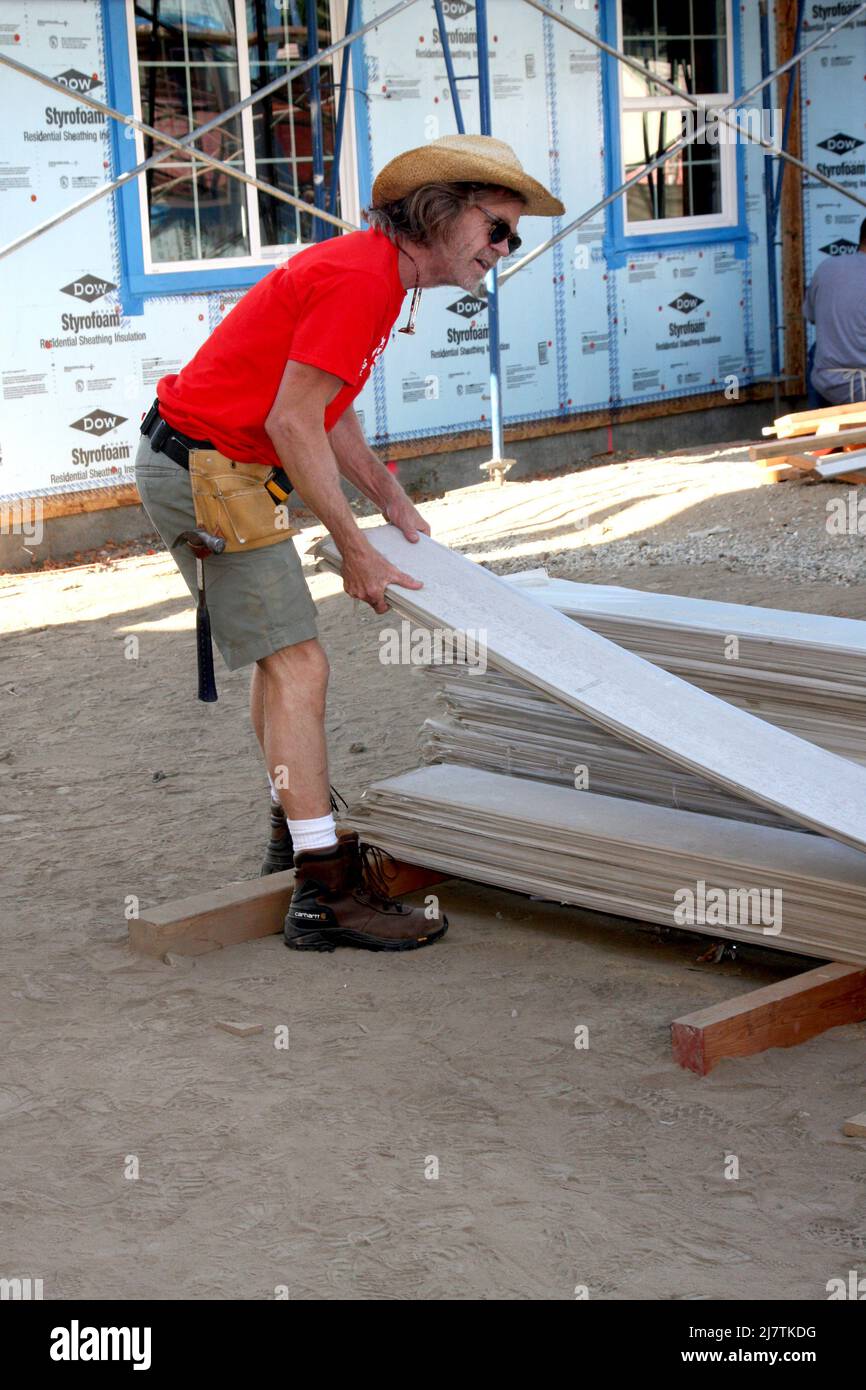 LOS ANGELES - Oct 25: William H Macy all'Habitat for Humanity Build by Showtime's 'House of Lies' e Shameless a Magnolia Blvd il 25 ottobre 2014 a Lynwood, California Foto Stock