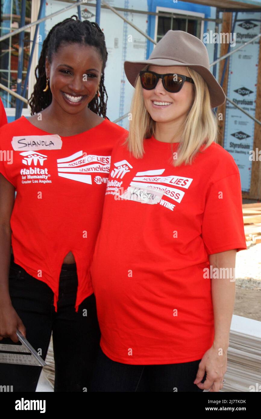 LOS ANGELES - Oct 25: Shanola Hampton, Kristen Bell all'Habitat for Humanity Build by Showtime's 'House of Lies' e Shameless a Magnolia Blvd il 25 ottobre 2014 a Lynwood, CA Foto Stock