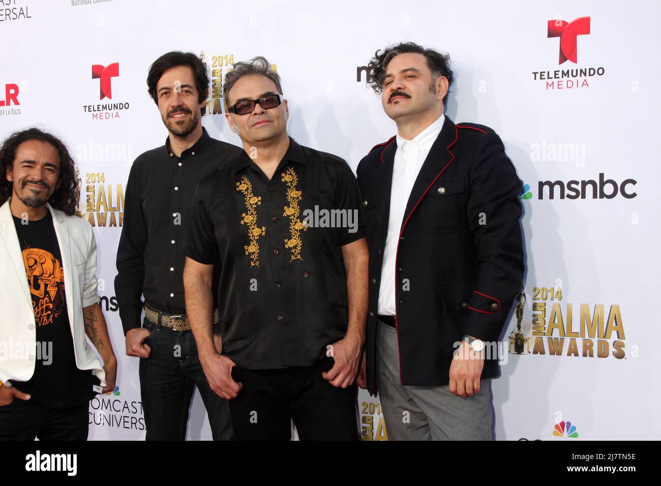 LOS ANGELES - Oct 10: Cafe Tacvba al NCLR ALMA Awards 2014 Arrivi al Civic Auditorium il 10 ottobre 2014 a Pasadena, CA Foto Stock