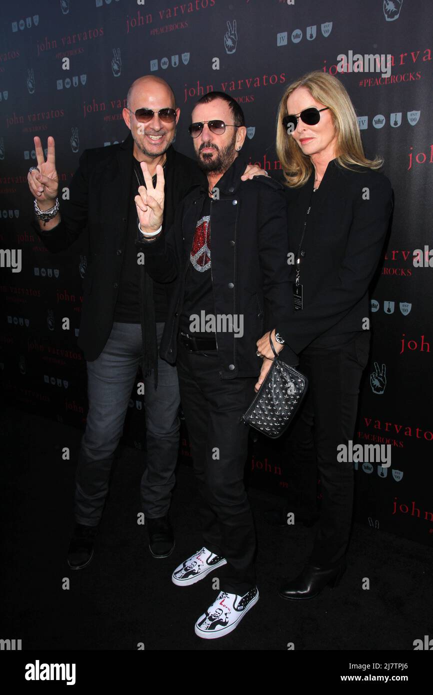 LOS ANGELES - 21 SETTEMBRE: John Varvatos, Ringo Starr, Barbara Bach al John Varvatos e Ringo Starr celebrano la Giornata Internazionale della Pace a John Varvatos il 21 settembre 2014 a West Hollywood, California Foto Stock