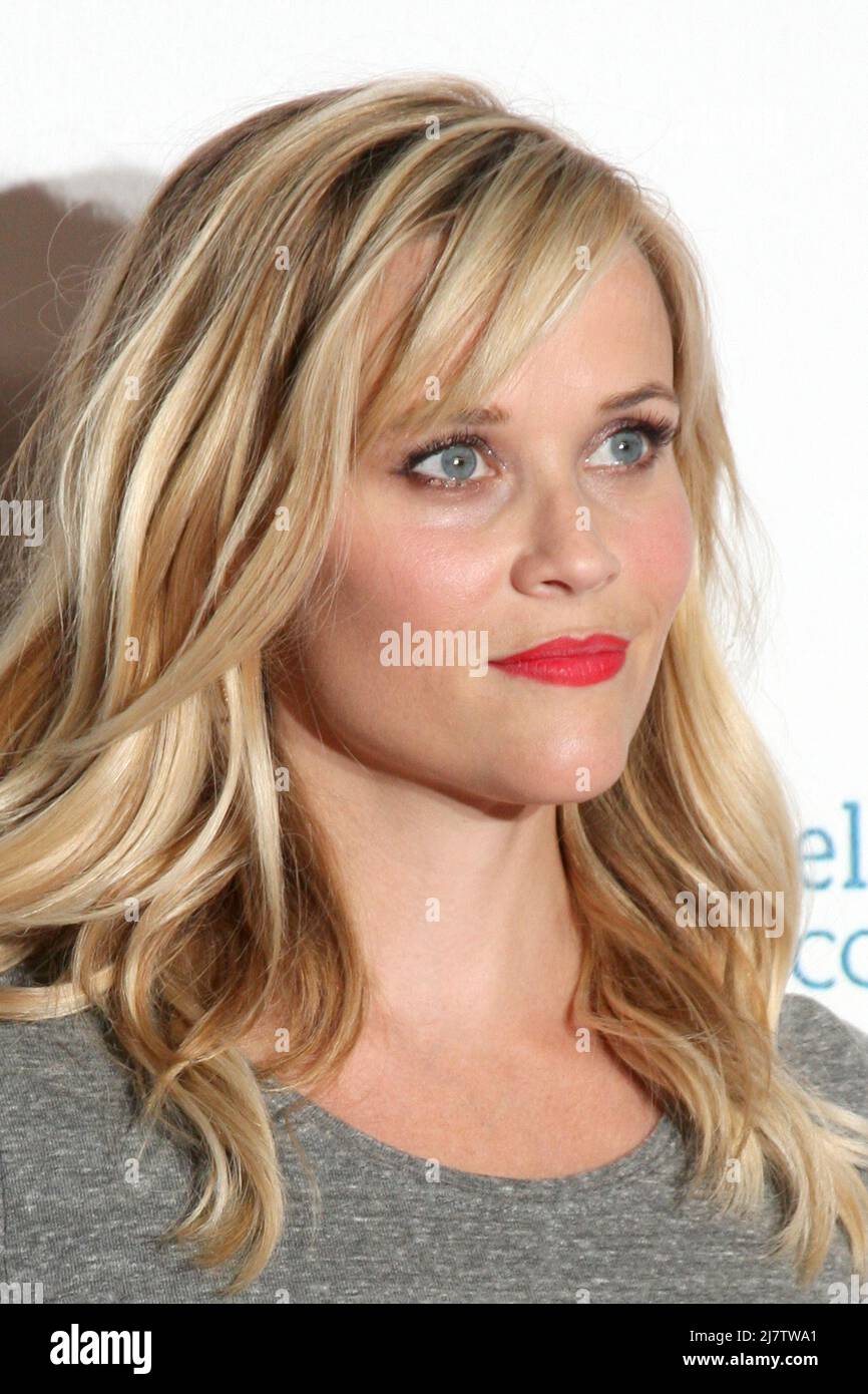 LOS ANGELES - SET 5: Reese Witherspoon allo Stand Up 2 Cancer Telecast Arrivals al Dolby Theatre il 5 settembre 2014 a Los Angeles, CA Foto Stock