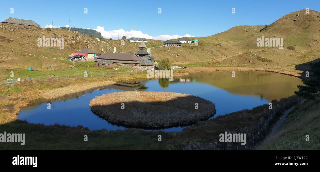 Vista grandangolare del tempio Parashar rishi e del lago di Prashar situato ad un'altitudine di 2.730 metri nel distretto di Mandi, Himachal Pradesh Foto Stock