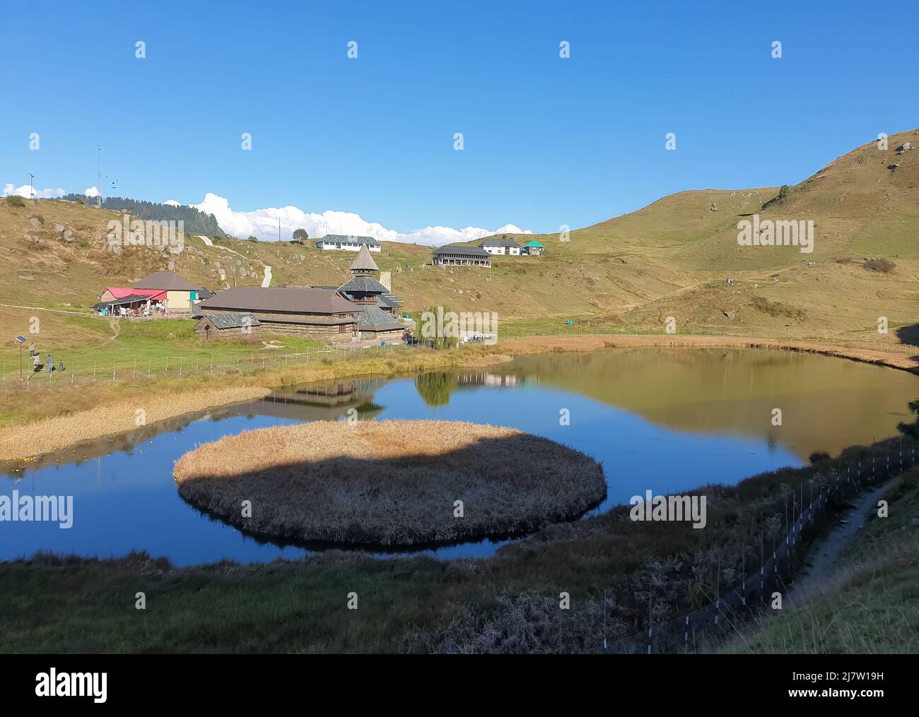 Bella vista dell'antico tempio di Parashar rishi e del lago di Prashar situato ad un'altitudine di 2.730 metri (8.960 piedi) nel distretto di Mandi, Himachal Pradesh Foto Stock