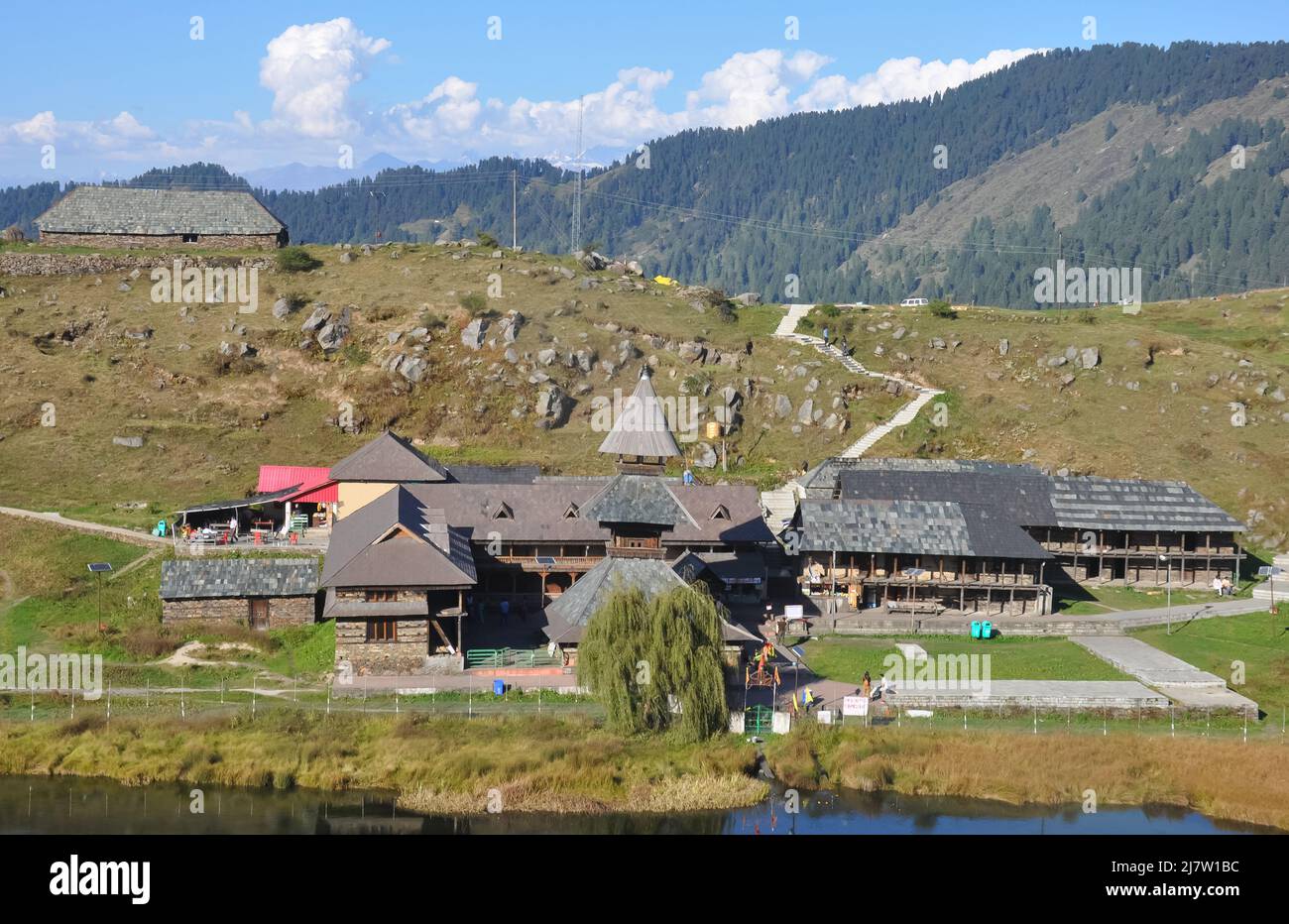 Vista del tempio Parashar rishi situato ad un'altitudine di 2.730 metri nel distretto di Mandi, Himachal Pradesh Foto Stock