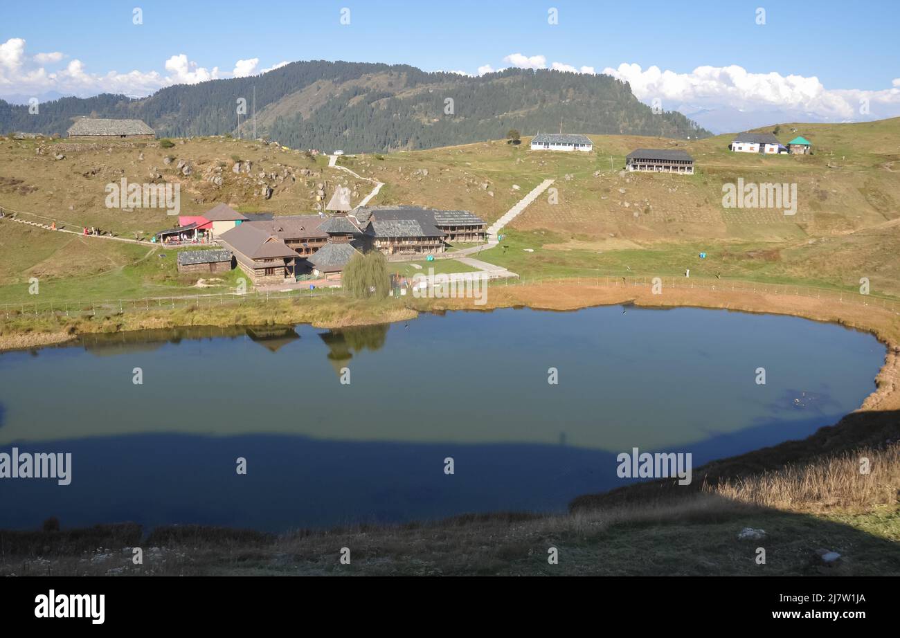 Vista dell'antico tempio di Parashar rishi e del lago di Prashar situato ad un'altitudine di 2.730 metri (8.960 piedi) nel distretto di Mandi, Himachal Pradesh Foto Stock