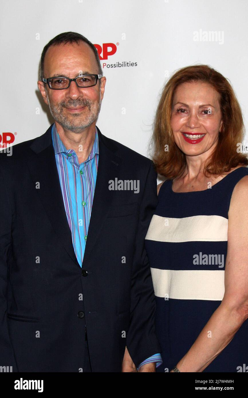 LOS ANGELES - AGO 1: Robert B Weide al Luncheon AARP IHO Jeff Bridges at the Spago il 1 agosto 2014 a Beverly Hills, CA Foto Stock