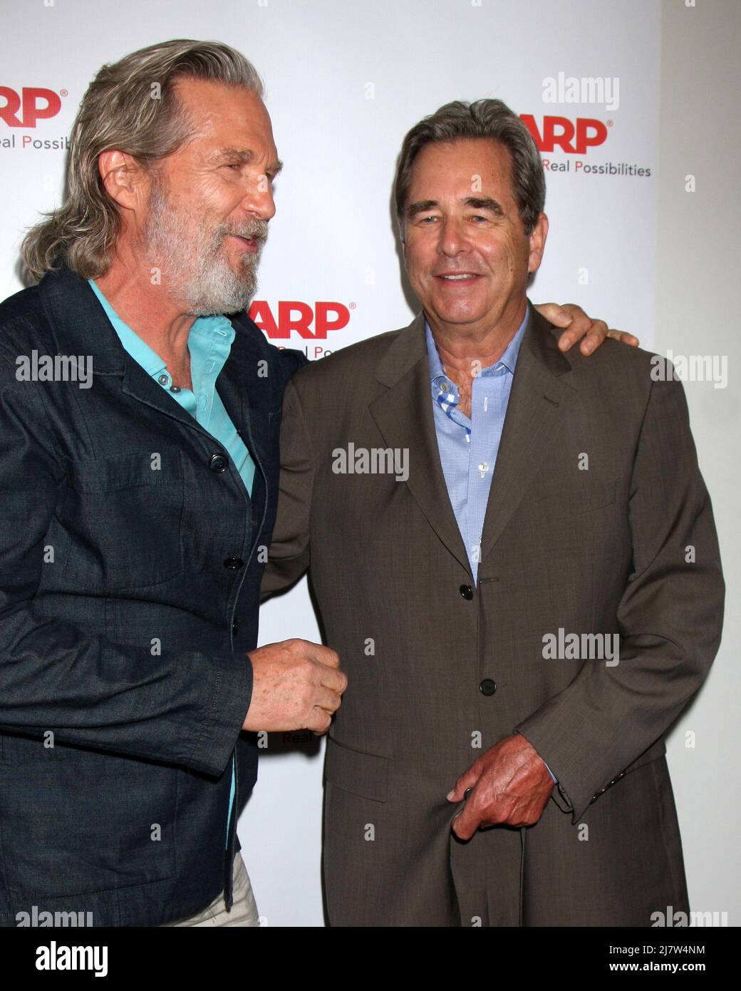 LOS ANGELES - AGO 1: Beau Bridges (abito marrone), Jeff Bridges presso l'AARP Luncheon IHO Jeff Bridges allo Spago il 1 agosto 2014 a Beverly Hills, CA Foto Stock