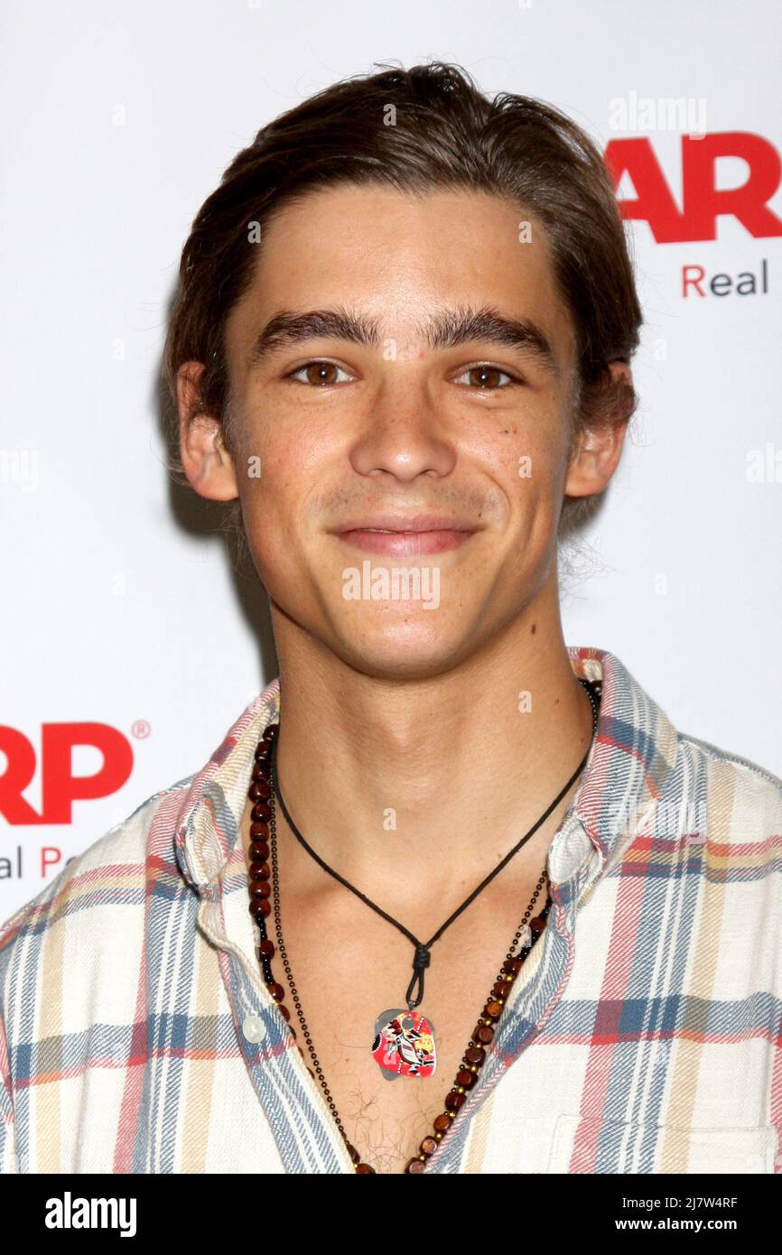 LOS ANGELES - AGO 1: Brenton Thwaites al Luncheon AARP IHO Jeff Bridges at the Spago il 1 agosto 2014 a Beverly Hills, CA Foto Stock