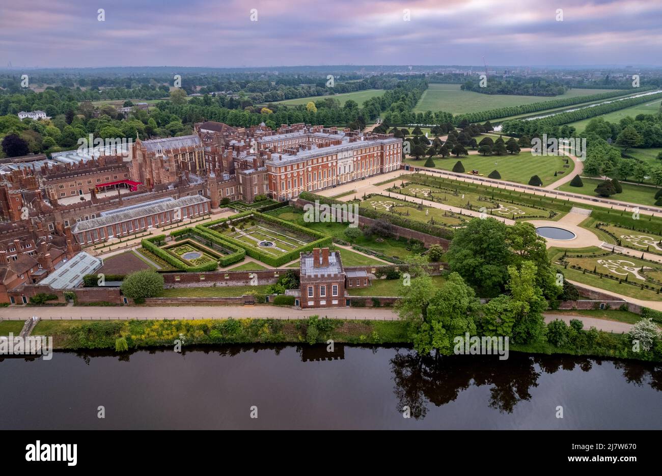 Il Tamigi e l'Hampton Court Palace dal drone con il Bushy Park alle spalle Foto Stock