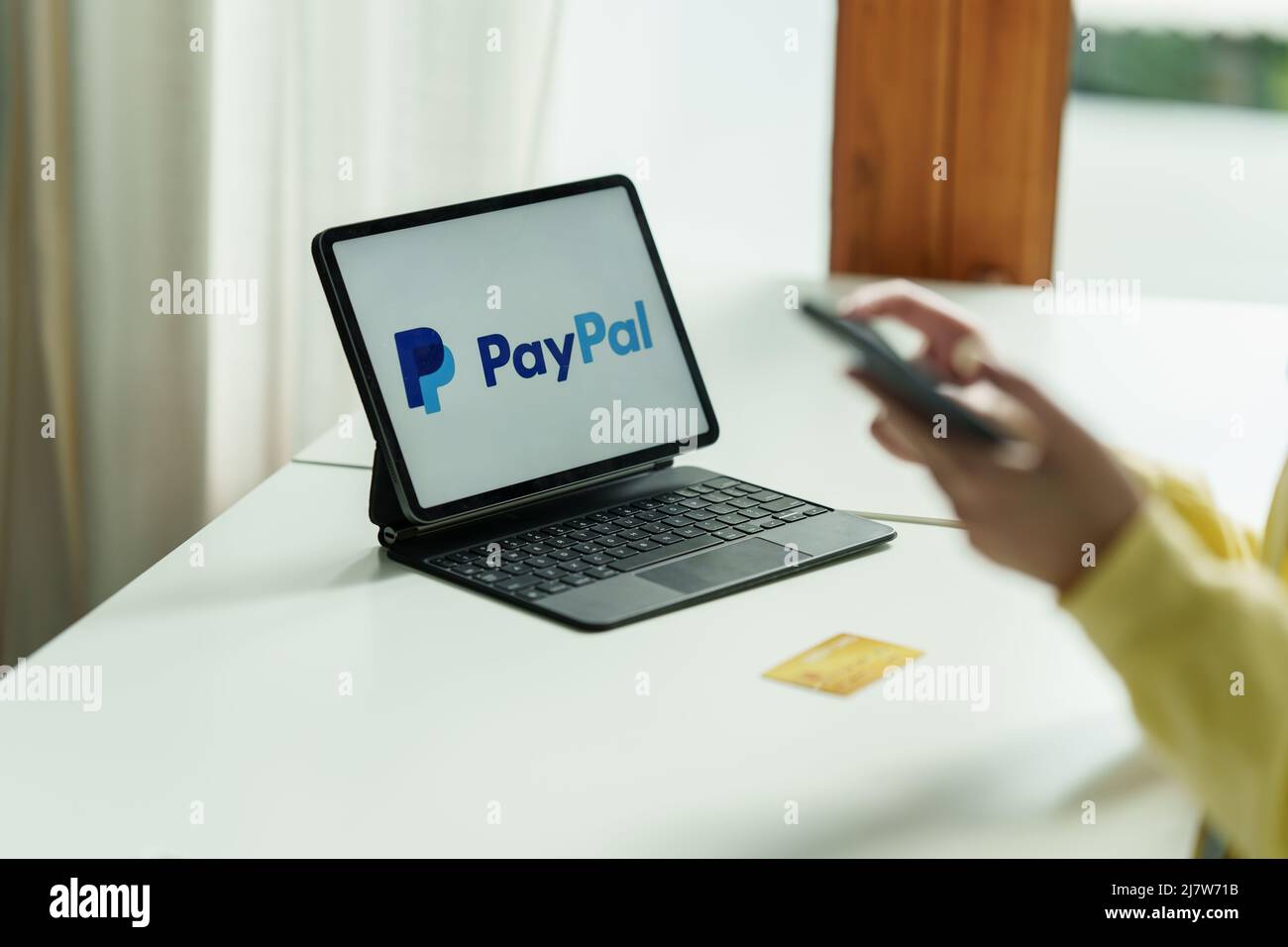 CHIANG mai, TAILANDIA - MAGGIO 11 2022 : Donna che usa iPad con il logo paypal sullo schermo. PayPal è un sistema di pagamento online in tutto il mondo e uno dei più Foto Stock