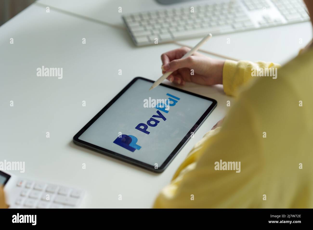 CHIANG mai, TAILANDIA - MAGGIO 11 2022 : Donna che usa iPad con il logo paypal sullo schermo. PayPal è un sistema di pagamento online in tutto il mondo e uno dei più Foto Stock