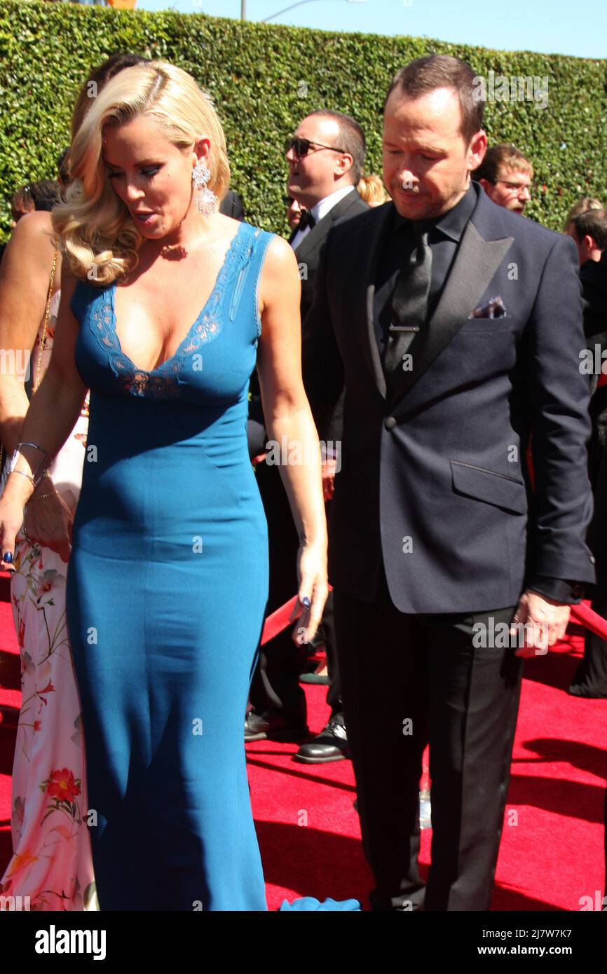 LOS ANGELES - AGO 16: Jenny McCarthy, Donnie Wahlberg al Creative Emmy Awards 2014 - Arrivi al Nokia Theatre il 16 agosto 2014 a Los Angeles, CA Foto Stock