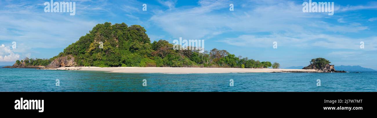 La bella vista di Koh Khai (Egg Island), Satun, a sud della Thailandia. Spiaggia di sabbia bianca, acqua cristallina vedere la sabbia. Foto Stock