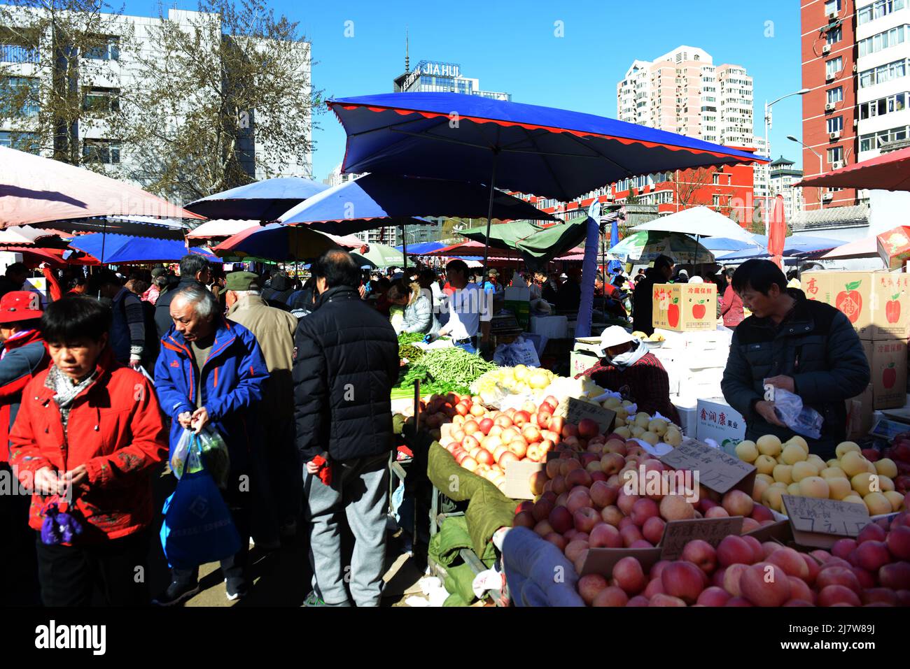 Un grande e colorato mercato di prodotti freschi a chaoyangmen, Pechino, Cina. Foto Stock