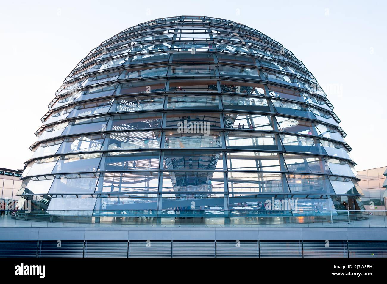 Berlino, Germania - 18 luglio 2010 : cupola di vetro in cima al palazzo del Reichstag. Molto alto e con vista a 360 gradi su Berlino. Foto Stock