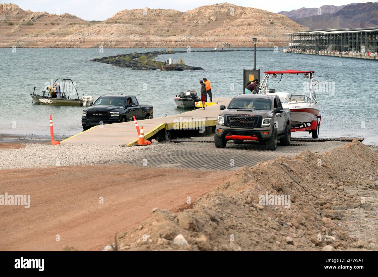 10 maggio 2022 - Lake Mead National Recreation Area, Nevada, Stati Uniti - le persone lanciano le loro barche al Boulder Harbor presso il Lake Mead National Recreation Area, 10 maggio 2022, vicino a Las Vegas, Nevr. L'Ufficio di Reclamazione degli Stati Uniti ha riferito che il lago Mead, il più grande bacino artificiale del Nord America, È sceso a circa 1.052 metri sopra il livello del mare, il più basso è stato da quando è stato riempito nel 1937 dopo la costruzione della diga di Hoover. Due serie di resti umani sono stati scoperti recentemente mentre il lago continua a recedere. Il calo dei livelli delle acque è il risultato di un megadrough alimentato dal cambiamento climatico Foto Stock