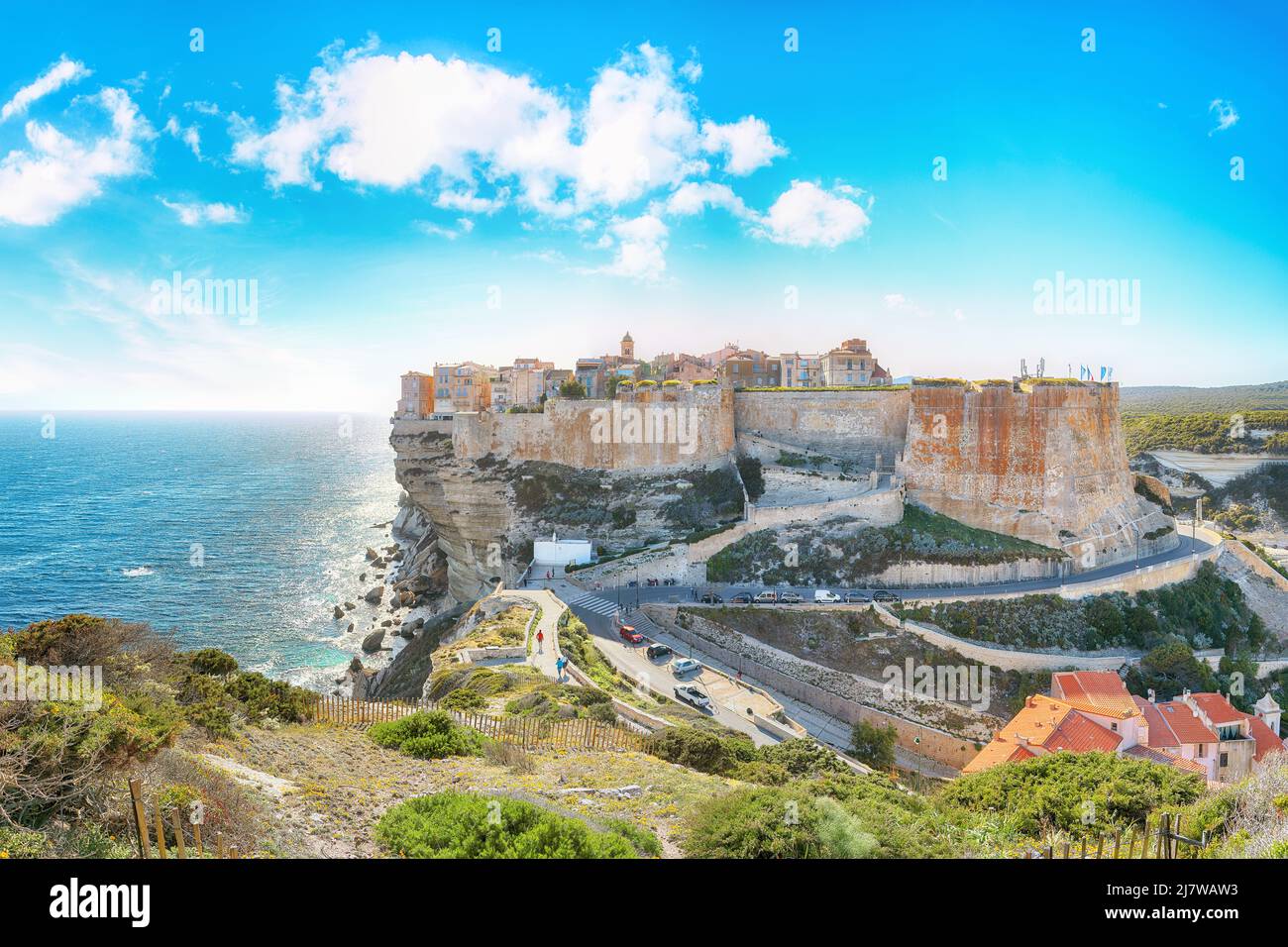 Vista incredibile del centro storico di Bonifacio. Popolare destinazione di viaggio del Mediterraneo e Corsica. Ubicazione: Bonifacio, Corsica; Francia, Europa Foto Stock