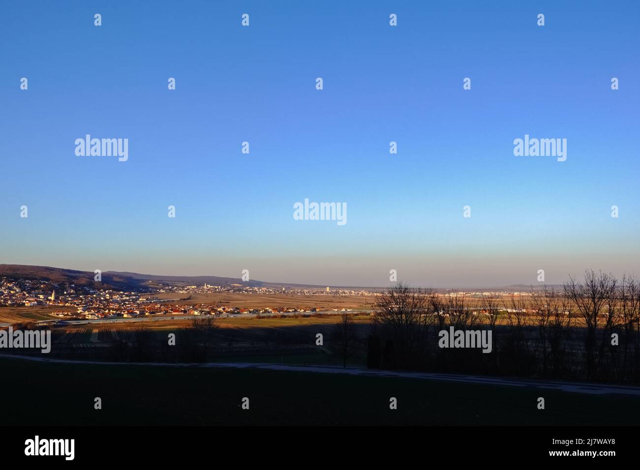 paesaggio con un villaggio mezzo sole e mezzo ombra con cielo blu Foto Stock