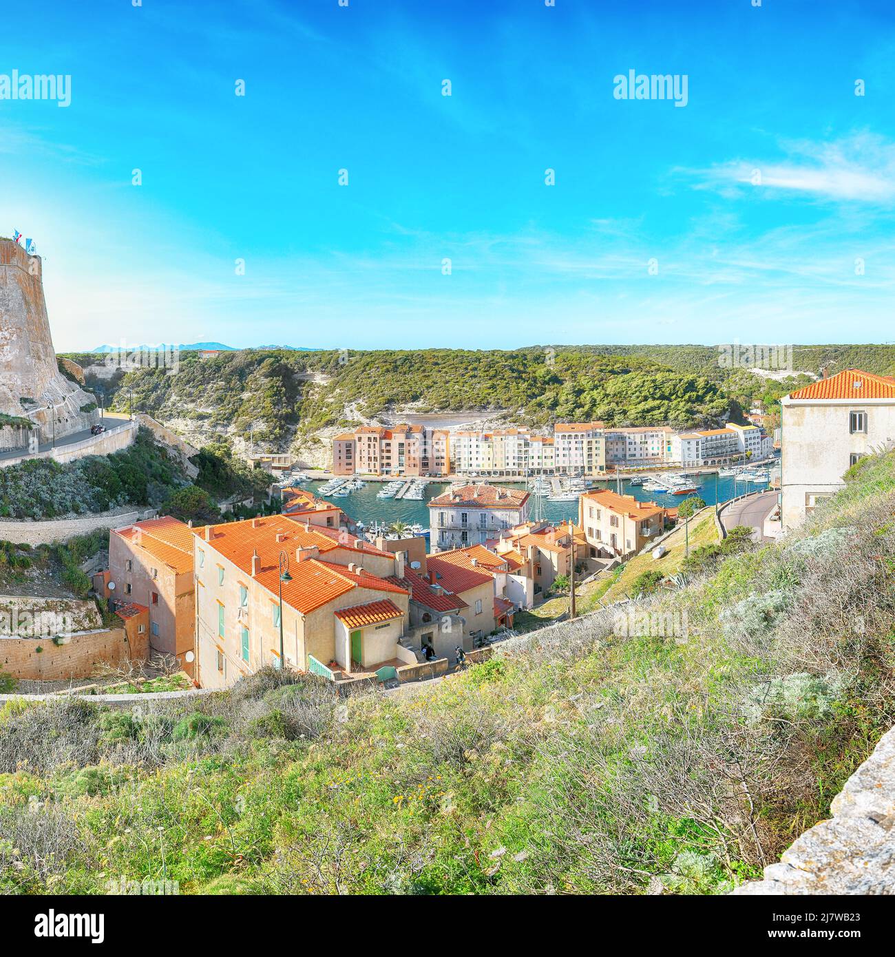 Vista incredibile del centro storico di Bonifacio. Popolare destinazione di viaggio del Mediterraneo e Corsica. Ubicazione: Bonifacio, Corsica; Francia, Europa Foto Stock
