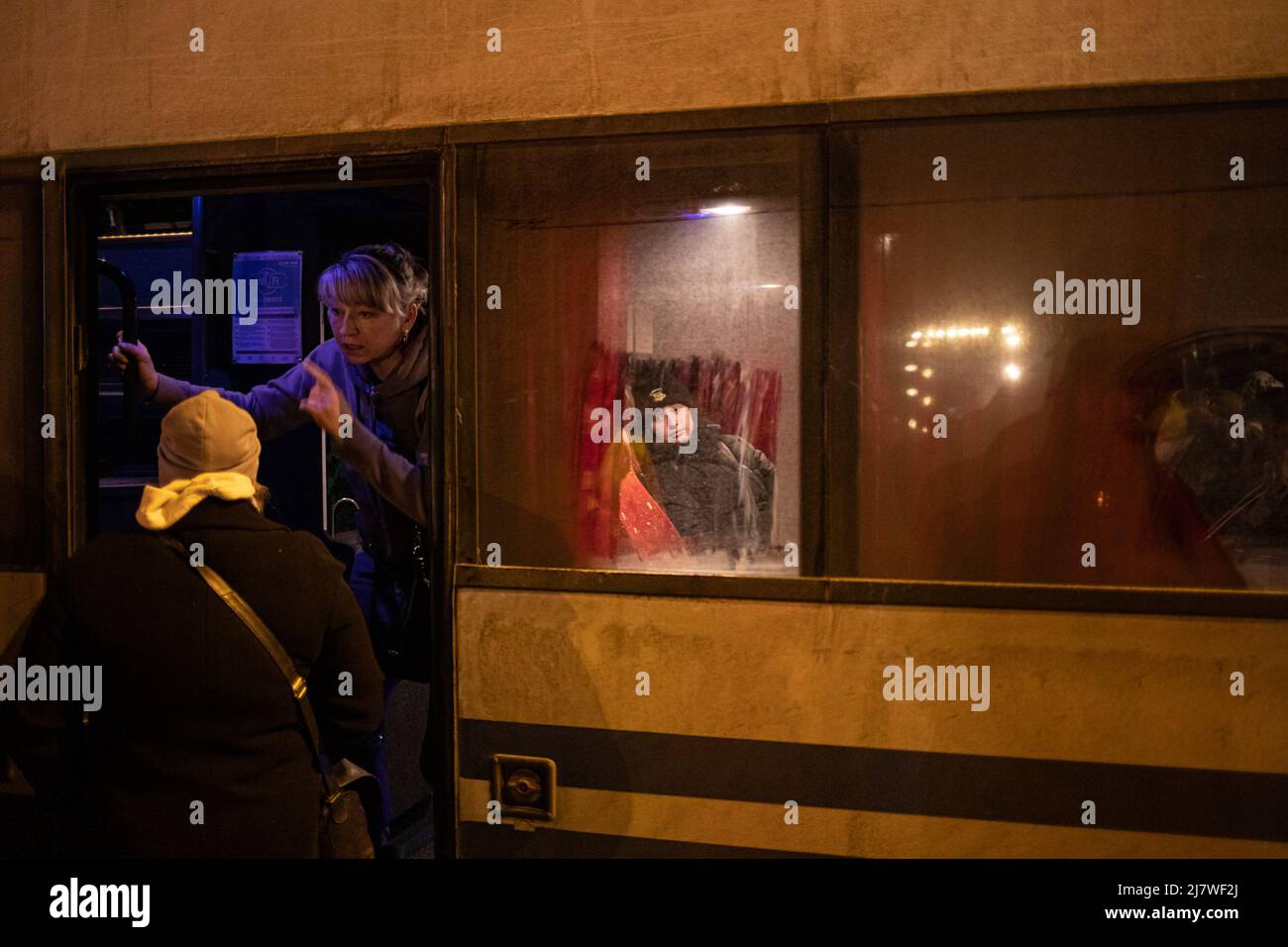 Simon Becker / le Pictorium - rifugiati ucraini al confine polacco - 5/3/2022 - Polonia / Hrebenne - persone in attesa in autobus dopo l'arrivo Foto Stock