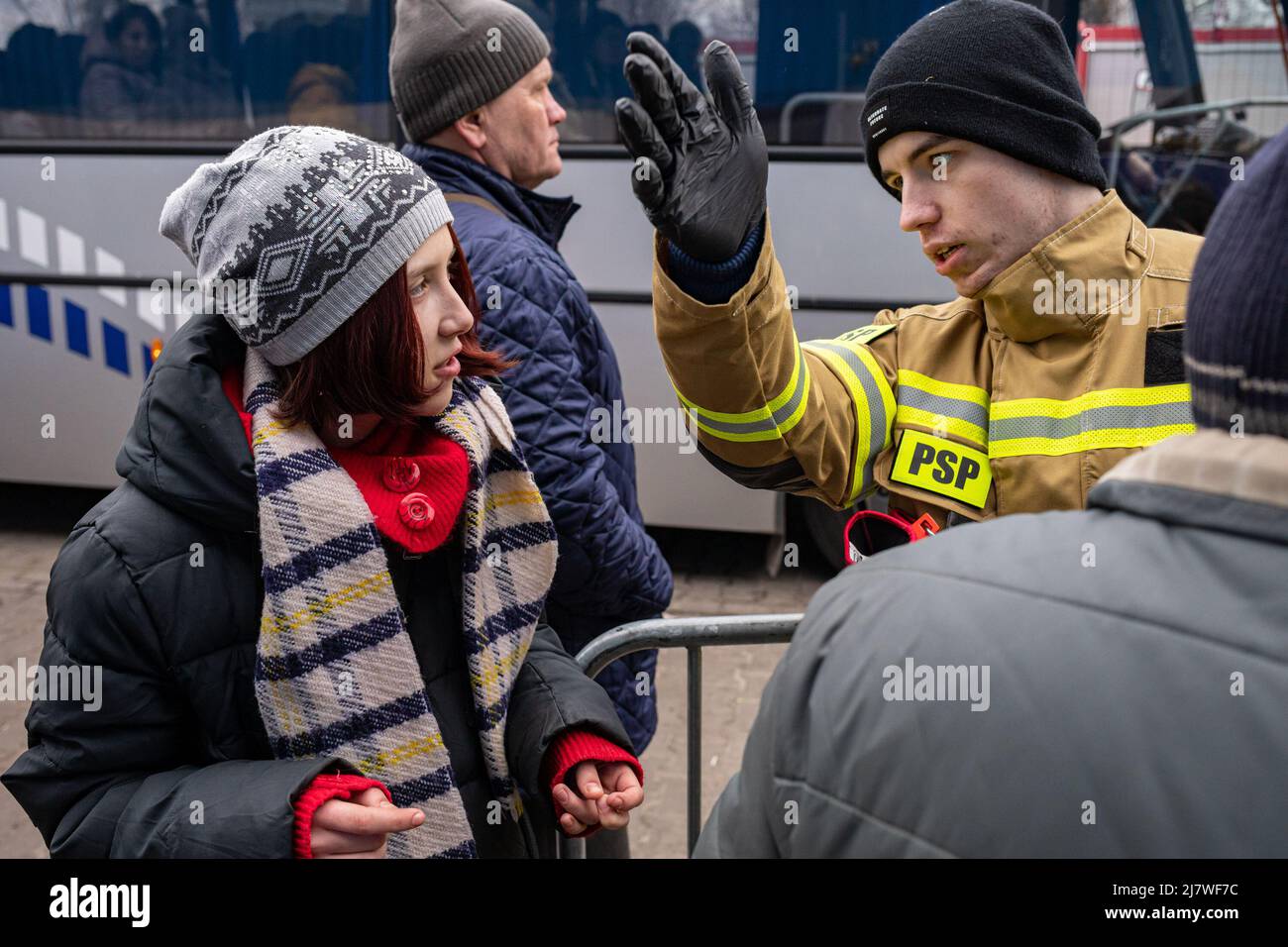 Simon Becker / le Pictorium - punto di accoglienza dei rifugiati di Korczowa al confine polacco-ucraino - 6/3/2022 - Polonia / Jaroslaw / Korczowa - A memb Foto Stock