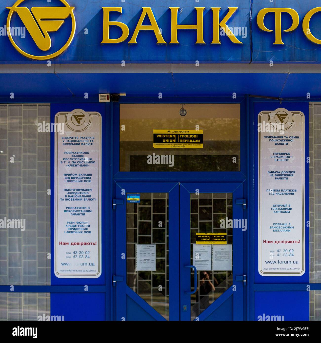 Michael Bunel / le Pictorium - i colori dell'Ucraina - 10/05/2014 - Ucraina / Donbass / Donetsk - fronte di una banca nei colori dell'Ucraina Foto Stock