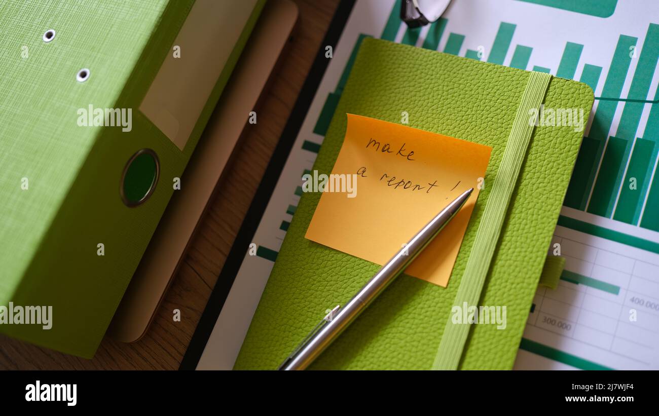 Creare report e report analitici finanziari in grafici Foto Stock