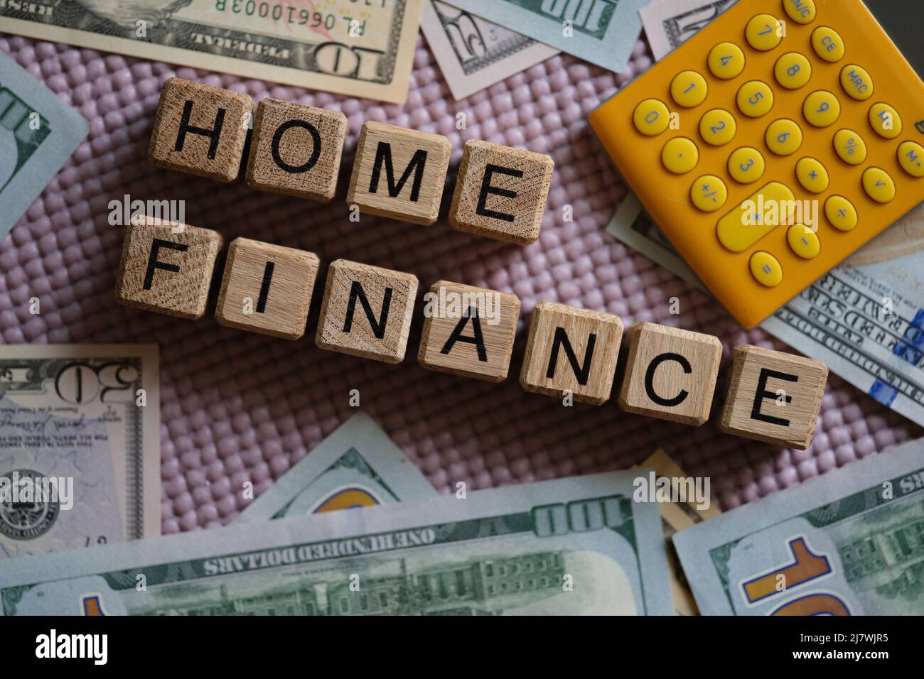Texte sur home finance calculator and cash on table Foto Stock