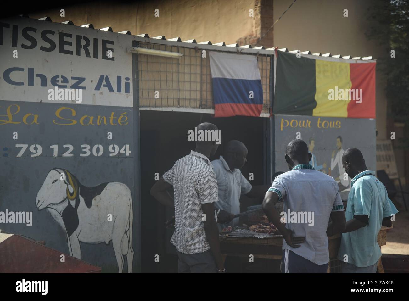 Nicolas Remene / le Pictorium - bandiera russa a Timbuktu - 10/2/2022 - Mali / Tombouctou (Timbuktu) / Tombouctou (Timbuktu) - Una rotisserie in Do Foto Stock