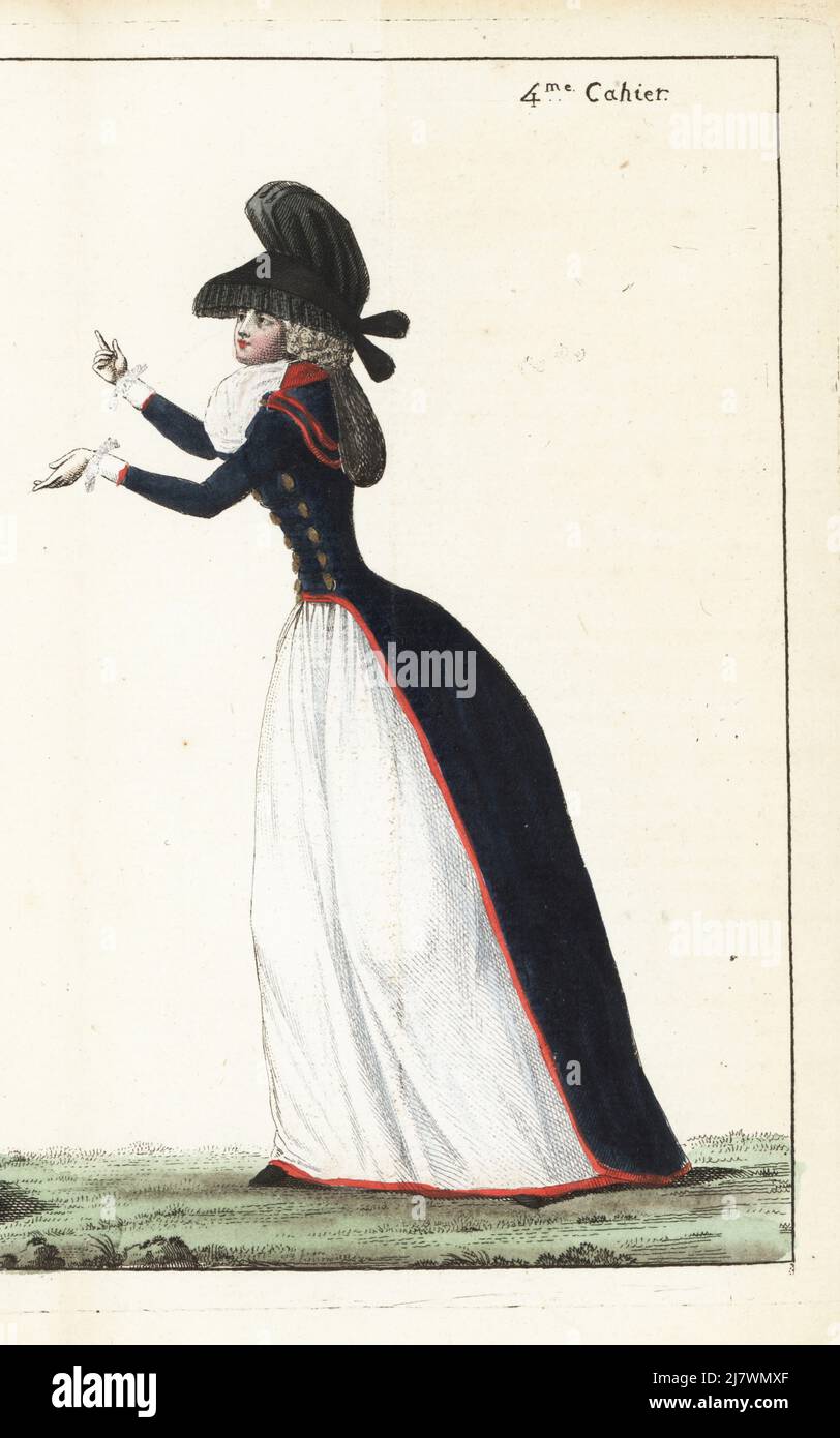 Donna in rosso blu regale bordata con scarlatto, fichu bianco, petticoat di lino bianco, cappello taffeta nero sotto pizzo nero. Incisione a mano su copperplate del Journal de la Mode et du Gout di Jean-Antoine le Brun o di Lebrun-Tossa, precedentemente Cabinet des Modes, Chez Buisson, Parigi, e Joseph le Boffe, Londra, 4me Cahier, 25 marzo 1790. Foto Stock