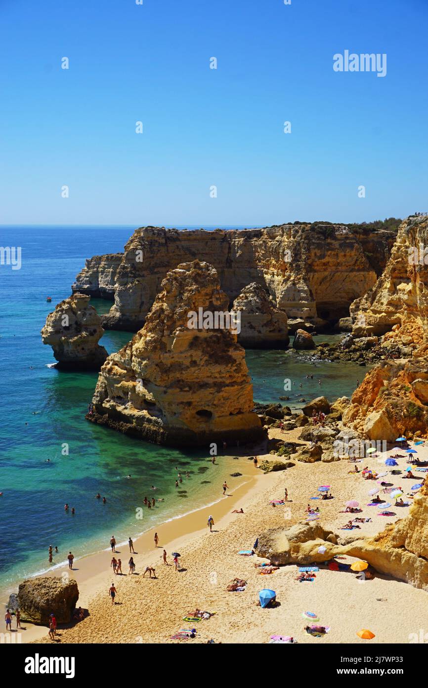 Foto panoramica della famosa e affollata Praia da Marinha a Lagoa, una delle spiagge più belle d'Europa Foto Stock