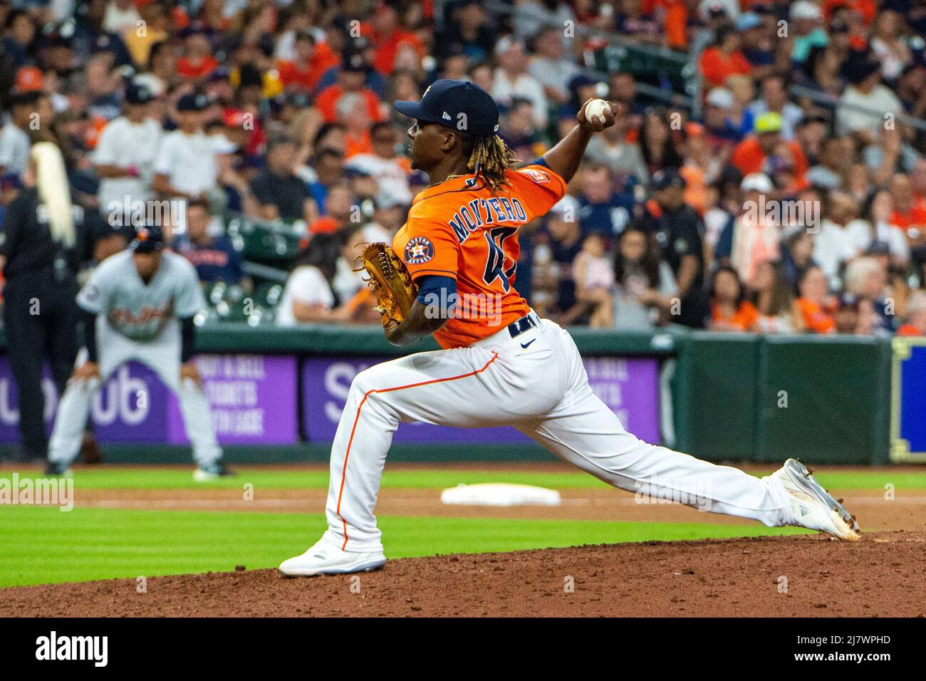 Il lanciatore Rafael Montero (47) di rilievo di Houston Astros entra come il più vicino nella parte superiore del nono inning della partita di MLB tra gli Houston Astros e. Foto Stock