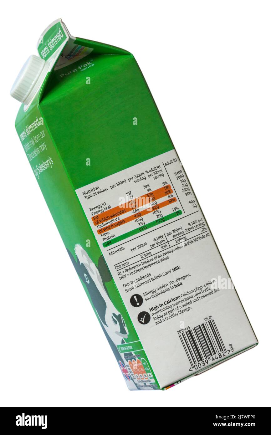 Informazioni nutrizionali sistema di semafori etichettatura etichetta con codice colore informazioni su cartone di latte britannico parzialmente scremato di Sainsbury's. Foto Stock