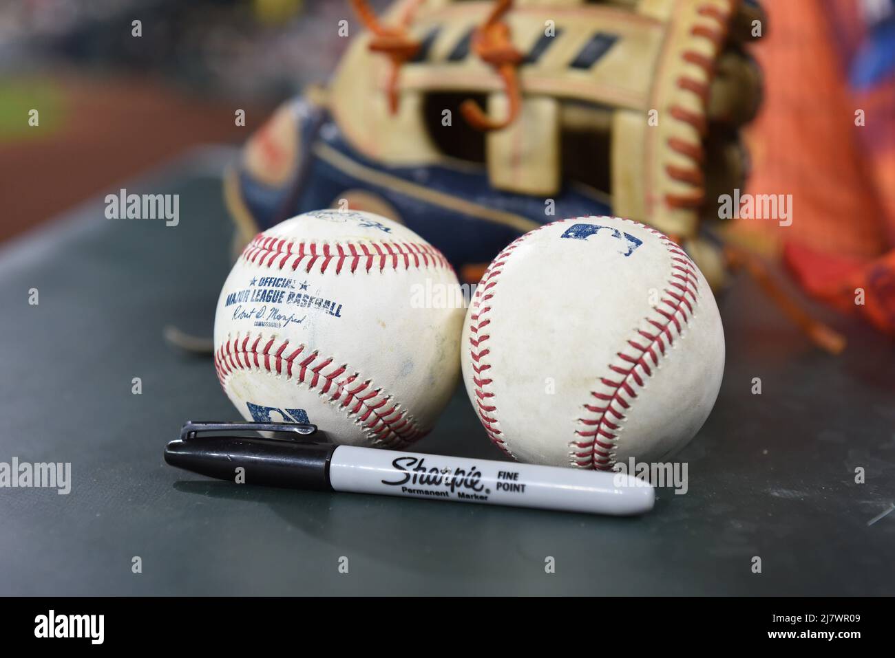 MLB Baseballs, guanto e Sharpie sperando di attirare l'attenzione dei giocatori alla partita MLB tra gli Houston Astros e i Detroit Tigers su Thurs Foto Stock