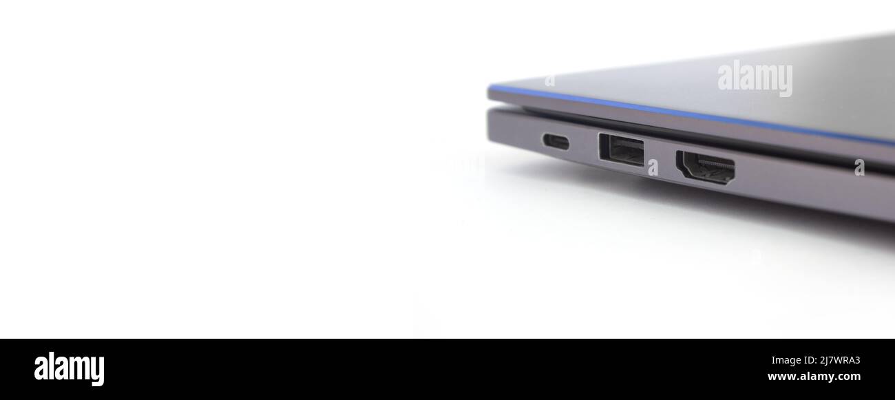 primo piano: consente di visualizzare l'ingresso usb sul computer portatile isolato su sfondo bianco Foto Stock