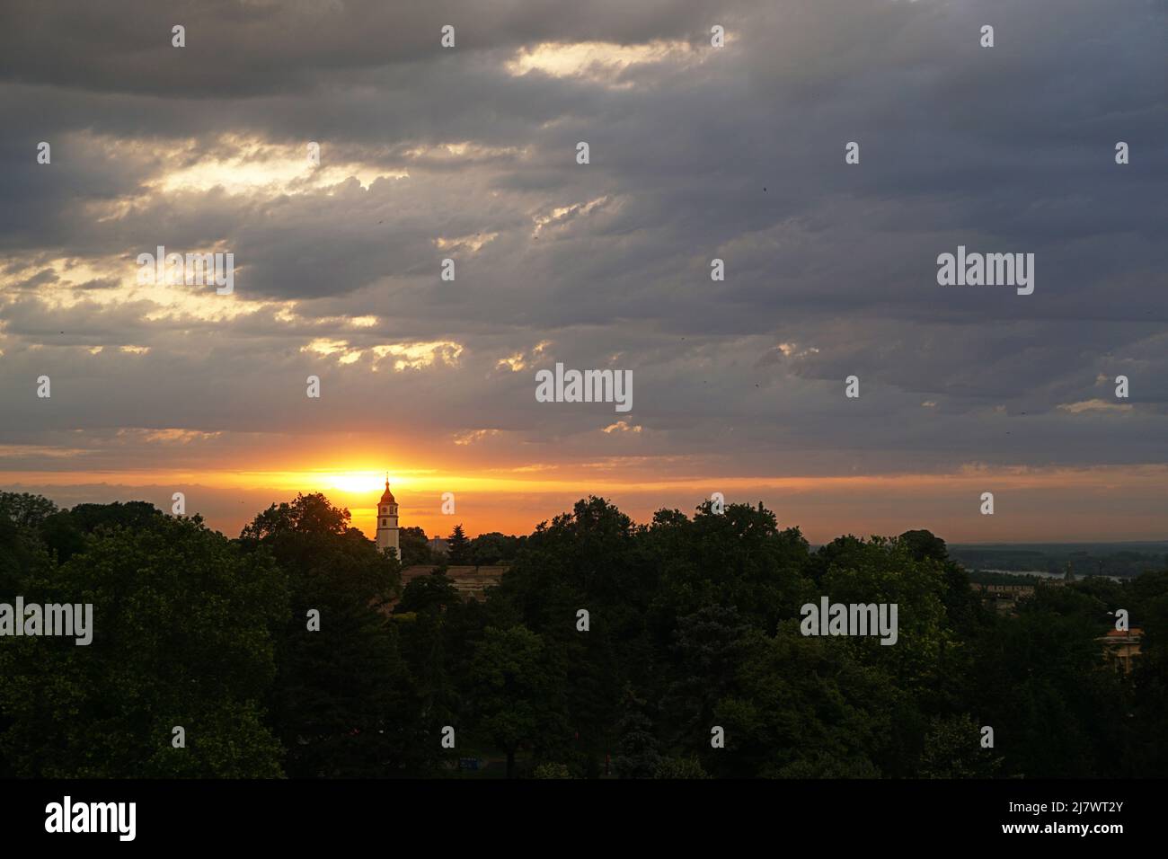 Tramonto spettacolare sul Parco Kalemegdan con la Torre dell'Orologio in vista, Belgrado Foto Stock