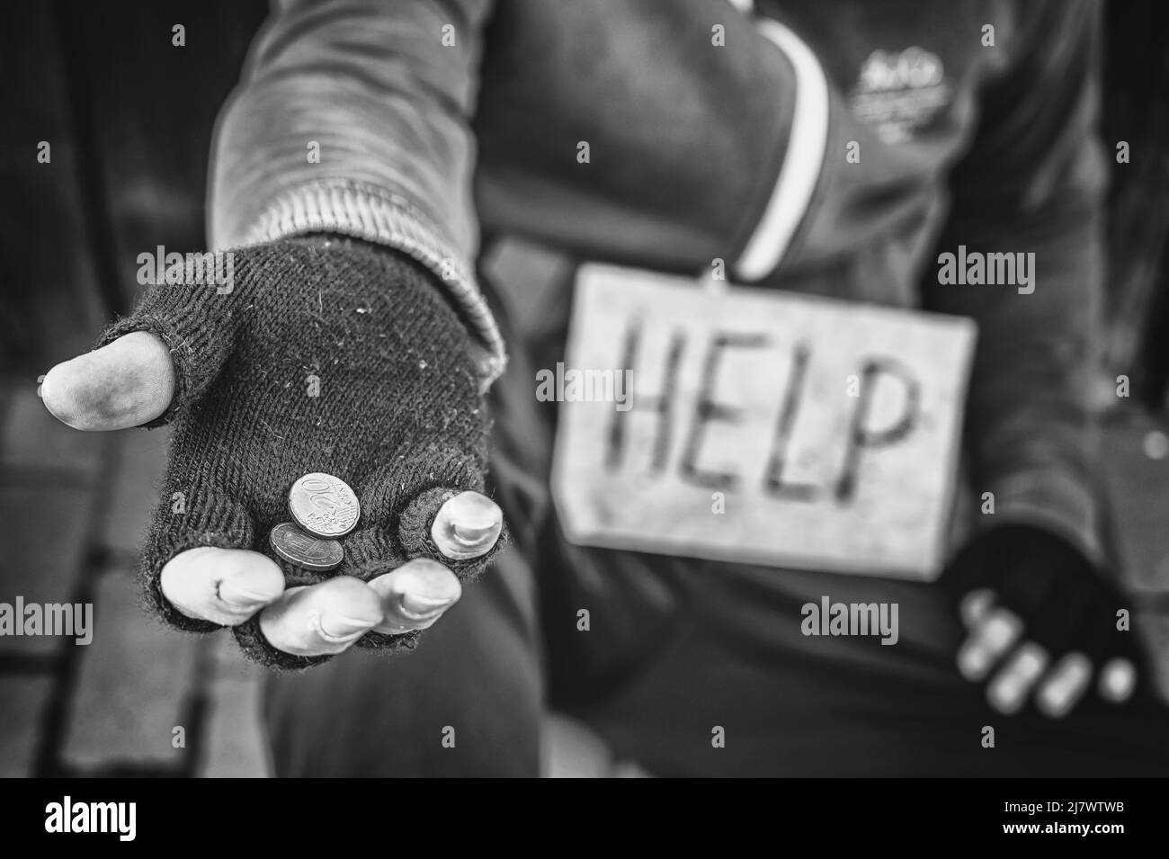 L'uomo senza tetto in cerca di aiuto implora un cambiamento Foto Stock