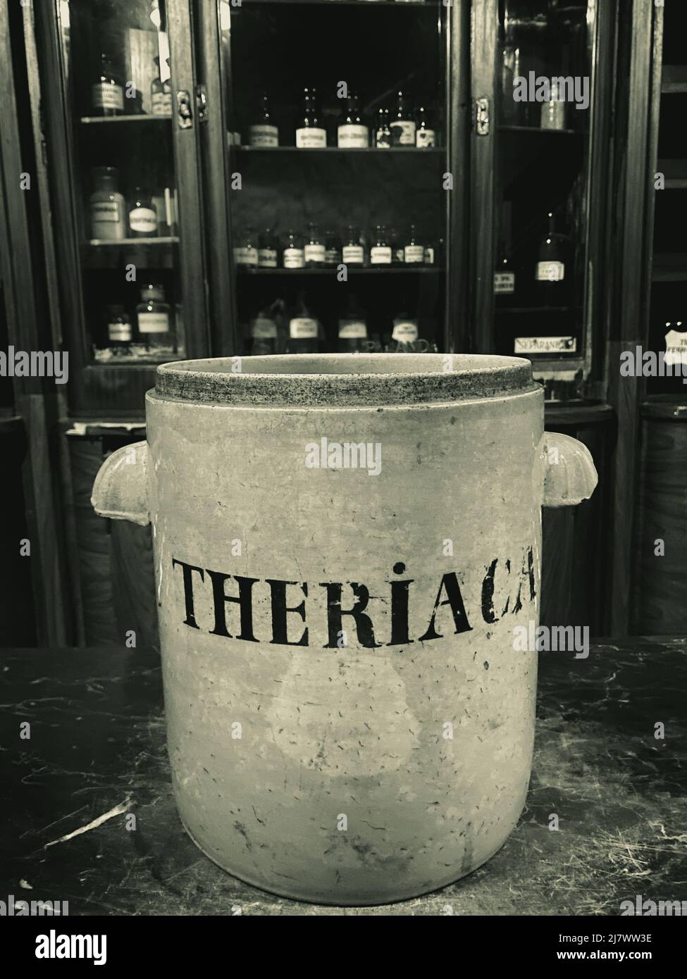 Contenitore antiveleni Theriac in una vecchia farmacia Foto Stock