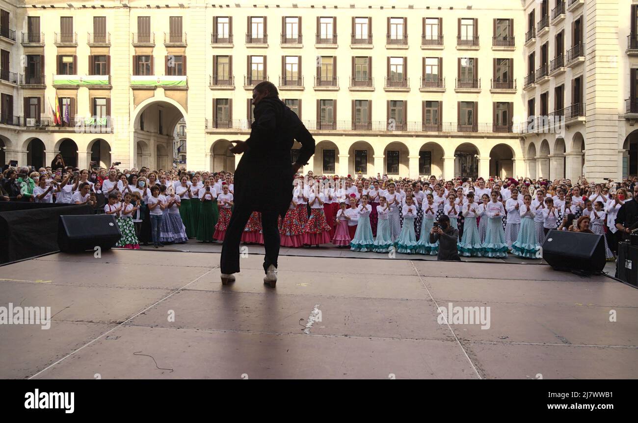 Santander, Spagna - 30 aprile 2022: Evento internazionale di danza si svolge su Plaza Porticada, Santander con la partecipazione di Antonio Canales e fiv Foto Stock