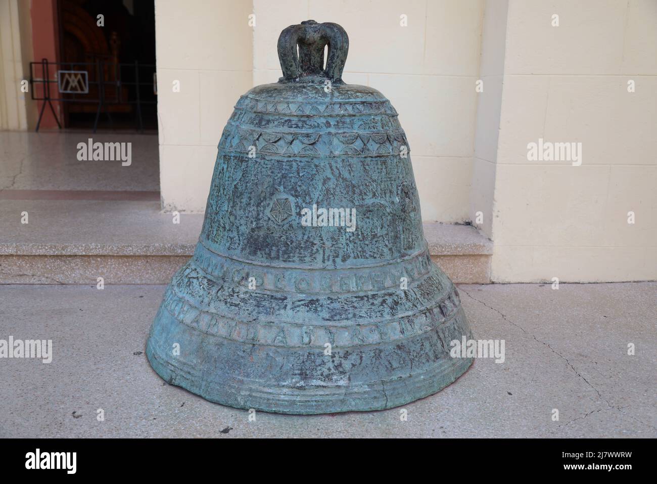 Una vecchia campana di fronte alla Basilica De la Virgen De la Caridad del Cobre vicino Santiago de Cuba Foto Stock