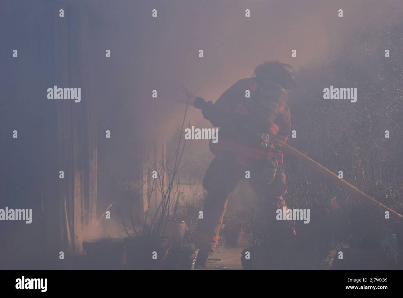 I vigili del fuoco combattono contro un fuoco dell'edificio Foto Stock