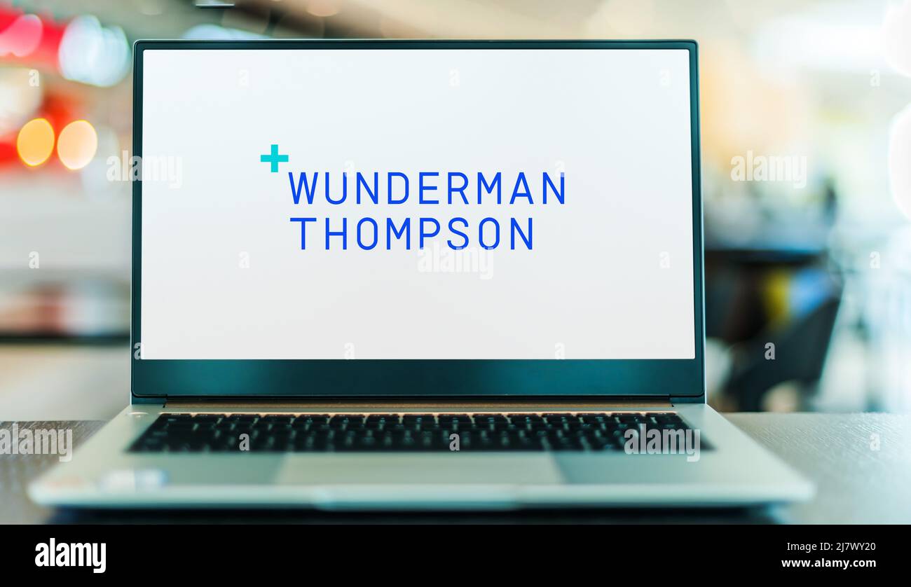POZNAN, POL - NOV 20, 2021: Computer portatile che mostra il logo di Wunderman Thompson, un'agenzia di comunicazione di marketing globale con sede a New York Foto Stock